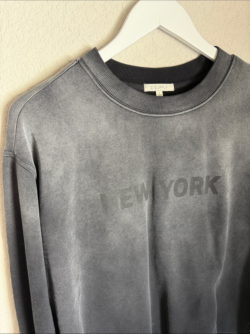 Z Supply Womens New York Washed Gray Crewneck Sweatshirt